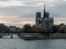 Vue sur la Seine et l'arriere Notre Dame de Paris